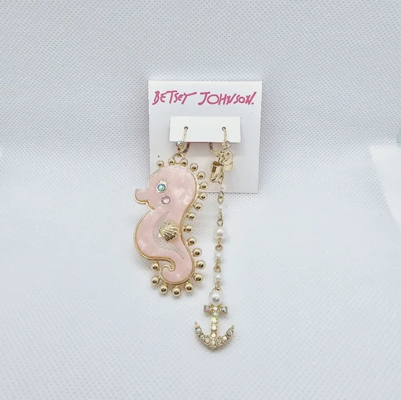 ベッツィ・ジョンソン ベビーシーホース アンカーミスマッチイヤリング ピンクゴールドトーン ウィムシカルな母の日ギフト Mercy long dangle earring in sterling silver | Georg Jensen
